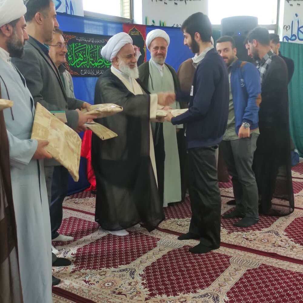 مردم عاشق لباس مقدس روحانیت هستند