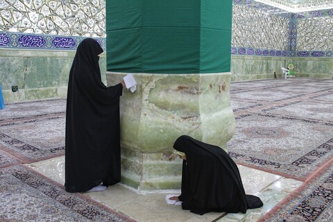تصاویر/ دختران نوجوان حرم حضرت معصومه(س) را در آستانه ماه رمضان غبارروبی کردند