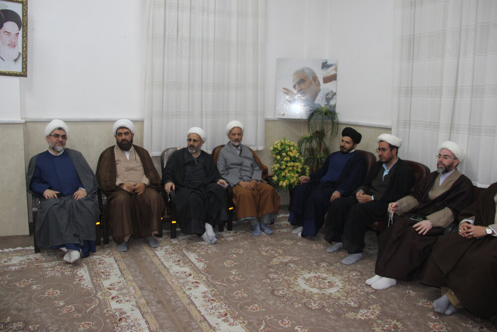 نشست مدیر حوزه علمیه استان قزوین با ائمه جماعات و روحانیون شهر الوند
