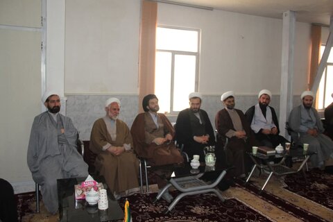 تصاویر / نشست مدیر حوزه علمیه استان قزوین با ائمه جماعات وروحانیون شهرستان آوج وآبگرم قزوین
