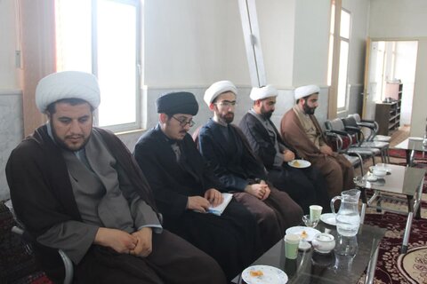 تصاویر / نشست مدیر حوزه علمیه استان قزوین با ائمه جماعات وروحانیون شهرستان آوج وآبگرم قزوین