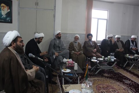 تصاویر / نشست مدیر حوزه علمیه استان قزوین با ائمه جماعات وروحانیون شهرستان آوج وآبگرم قزوین