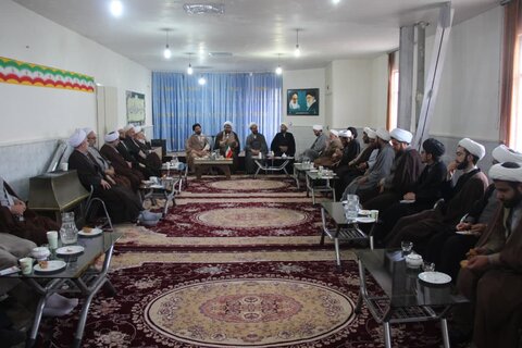 تصاویر / نشست مدیر حوزه علمیه استان قزوین با ائمه جماعات وروحانیون شهرستان آوج وآبگرم قزوین