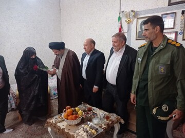 تصاویر/ دیدار امام جمعه شهرستان ماکو با خانواده شهدا