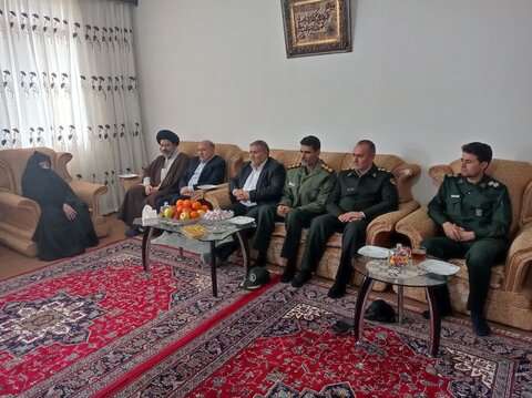 تصاویر/ دیدار امام جمعه شهرستان ماکو با خانواده شهدا