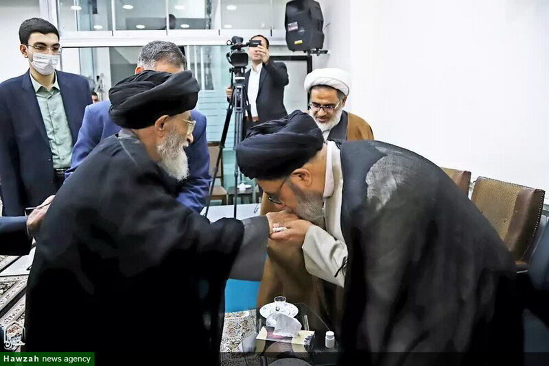 بوسه امام جمعه تبریز بر دستان پدرش + عکس