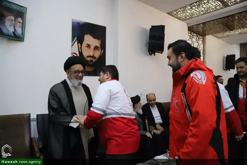 بوسه امام جمعه تبریز بر دستان پدرش + عکس