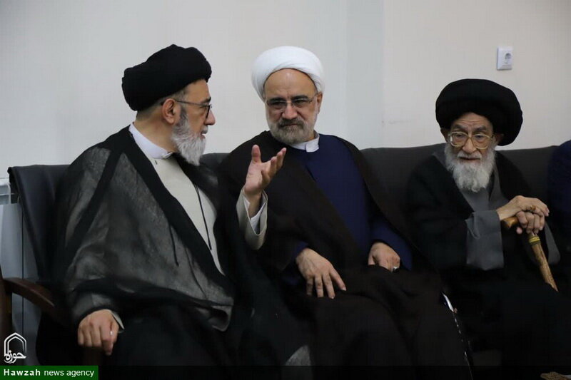 بوسه امام جمعه تبریز بر دستان پدرش + عکس