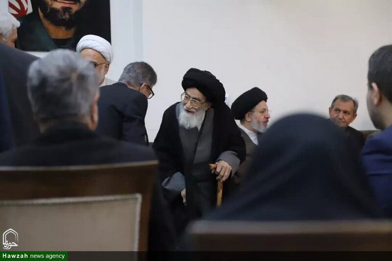 بوسه امام جمعه تبریز بر دستان پدرش + عکس