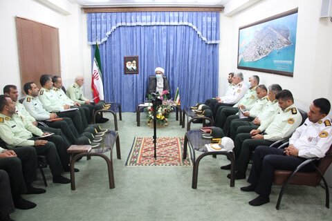 تصاویر/ دیدار نوروزی فرماندهان نیروی انتظامی با نماینده ولی فقیه در بوشهر