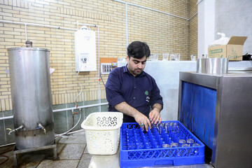 چایخانه حرم حضرت معصومه(س) مجهز به ظرفشویی اتوماتیک شد