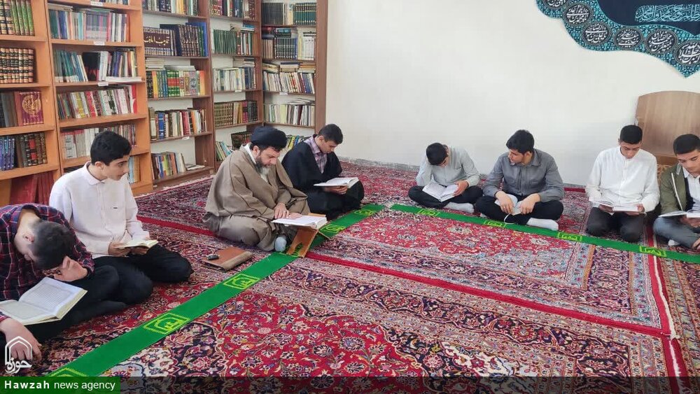 حضور قائم مقام مدیر حوزه علمیه استان در محفل انس با قرآن مدرسه علمیه امام سجاد(ع)