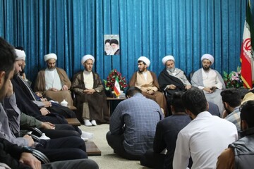 تصاویر/  دیدار روحانیون و طلاب مدرسه علمیه تکاب با امام جمعه این شهرستان