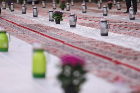 تصاویر/ آماده سازی و توزیع افطاری ساده در حرم حضرت معصومه(س)