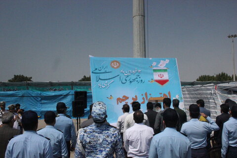 تصاویر/مراسم  اهتزاز پرچم جمهوری اسلامی در پارک غدیر بندرعباس