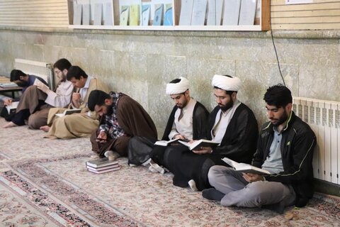 محفل جز خوانی قرآن کریم در مسجد حوزه علمیه حضرت ولی عصر عج بناب