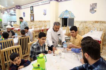 تصاویر/ برپایی سفره افطار در مهمانسرای حضرتی حرم حضرت معصومه(س)