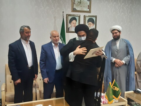 تصاویر:مراسم معارفه رئیس اتحادیه دانش آموزی باحضور امام جمعه کاشان