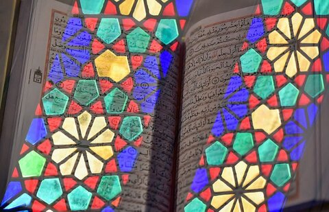 تصاویر| محفل انس با قرآن کریم و جلسه تفسیر قرآن با حضور امام جمعه شیراز در مسجد نصیرالملک