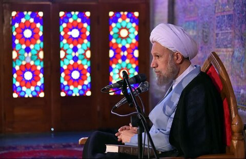 تصاویر| محفل انس با قرآن کریم و جلسه تفسیر قرآن با حضور امام جمعه شیراز در مسجد نصیرالملک