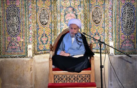 تصاویر| محفل انس با قرآن کریم و جلسه تفسیر قرآن با حضور امام جمعه شیراز در مسجد نصیرالملک