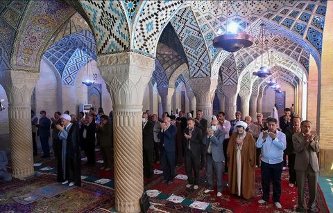 تصاویر| محفل انس با قرآن کریم و جلسه تفسیر قرآن با حضور امام جمعه شیراز در مسجد نصیرالملک