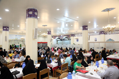 برپایی سفره افطار در مهمانسرای حضرتی حرم حضرت معصومه(س)