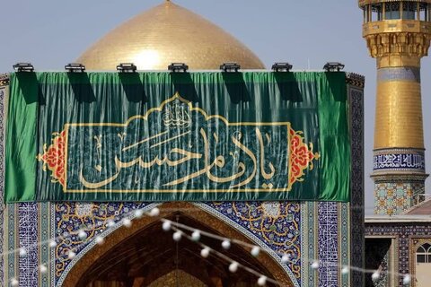 تصاویر/ ولادت امام حسن (ع) کے موقع پر حرم امام رضا (ع) میں سبز پرچم نصب