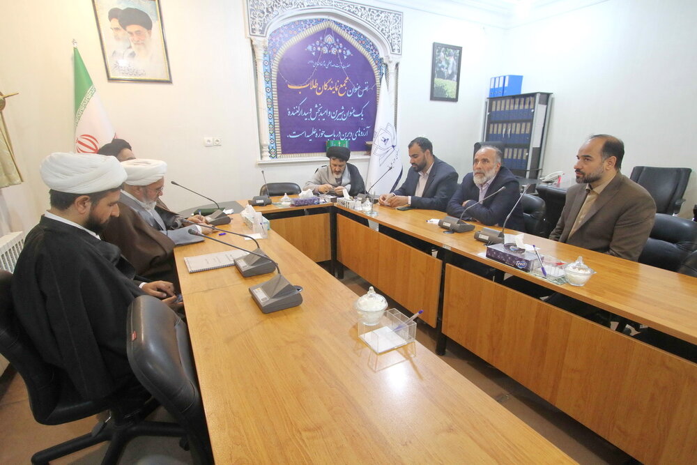 نشست هیئت رئیسه مجمع نمایندگان طلاب با مسئولان فرهنگی شهرداری قم