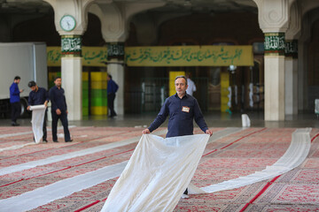 تصاویر/ توزیع افطاری در شب میلاد امام حسن(ع) در حرم حضرت معصومه(س)