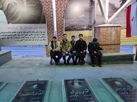 تصاویر/ تجدید میثاق طلاب بسیجی مدرسه علمیه امیرالمومنین(ره) تبریز با شهدای گمنام