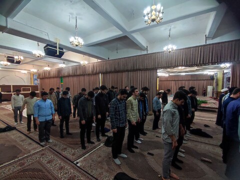 تصاویر/ تجدید میثاق طلاب بسیجی مدرسه علمیه امیرالمومنین(ره) تبریز با شهدای گمنام