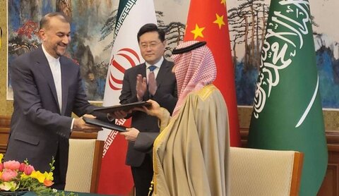 صورة تذكارية لوزراء خارجية ايران والسعودية والصين في بكين