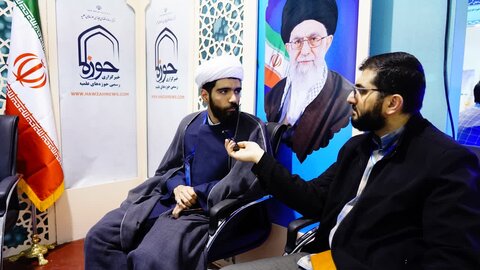 حجت الاسلام آخوندی، مسئول غرفه مدرسه علمیه دارالسلام تهران