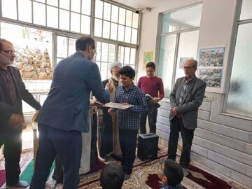 تصاویر/ حضورامام جمعه آران وبیدگل در دبیرستان متوسطه غیردولتی مفید