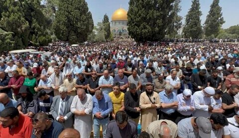 الآلاف من الفلسطينيين يصلون الجمعة في الأقصى وسط إعتداءات الصهاينة