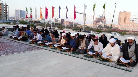 تصاویر/ تشکیل جلسات قرآنی همراه با اقامه نماز در بوستان های  با حضور امام جمعه قشم
