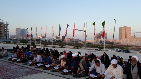 تصاویر/ تشکیل جلسات قرآنی همراه با اقامه نماز در بوستان های  با حضور امام جمعه قشم
