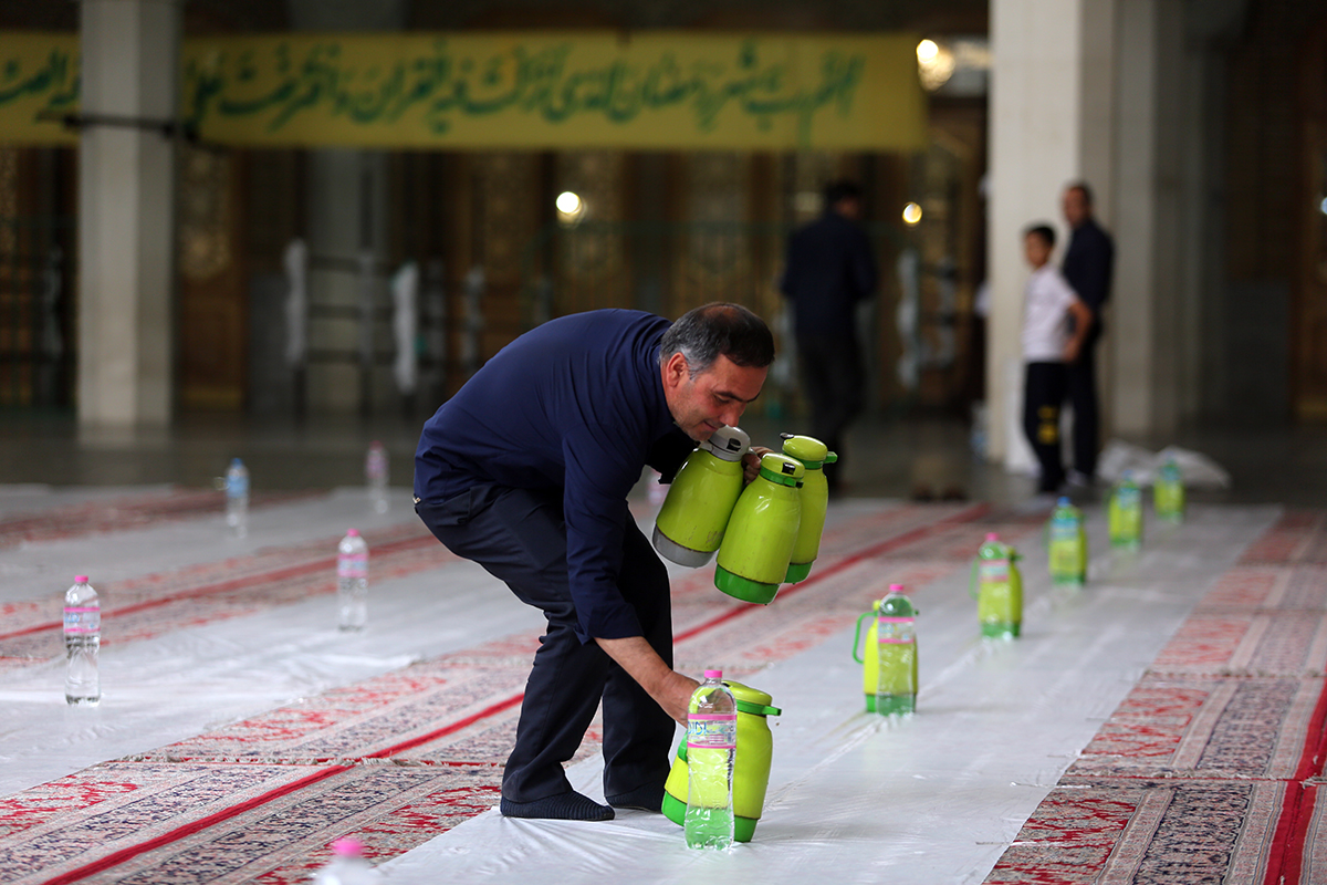 خدمت‌رسانی بیش از ۳۰۰ خادم در افطاری حرم بانوی کرامت