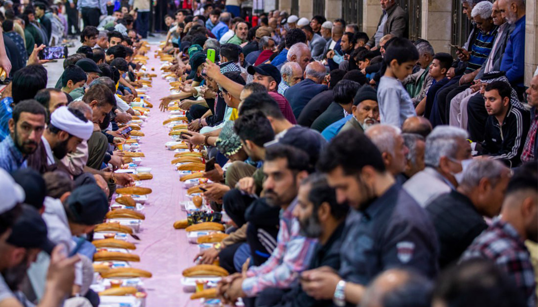 تصاویر/ سفره افطاری حرم امام حسین (ع) برای زائران در بین الحرمین کربلا