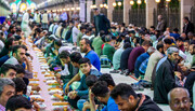 تصاویر/ بین الحرمین کربلائے معلیٰ میں زائرین کے لئے افطار کا اہتمام