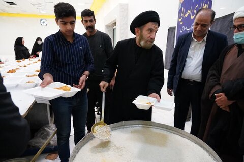 تصاویر مراسم افطاری اهدایی رهبر معظم انقلاب اسلامی به خانواده های نیازمند لرستانی