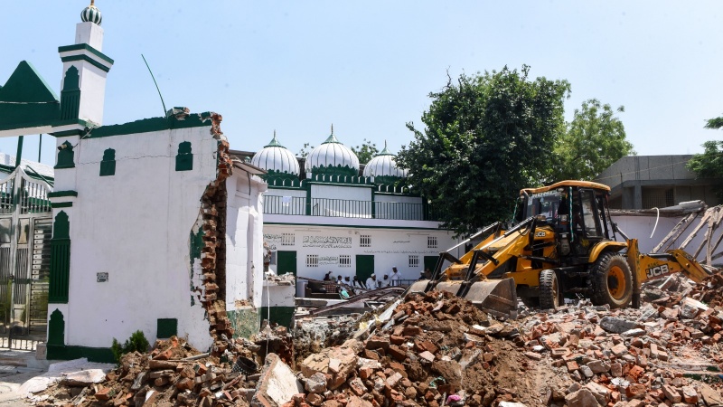 রাজধানী দিল্লিতে ২৫০ বছরের পুরনো একটি মসজিদ ও মাদ্রাসার ওপর বুলডোজার চালানো হয়েছে