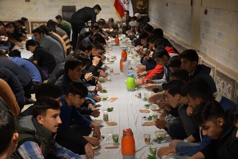 تصاویر/ ضیافت افطاری دفتر امام جمعه خوی برای دانش آموزان