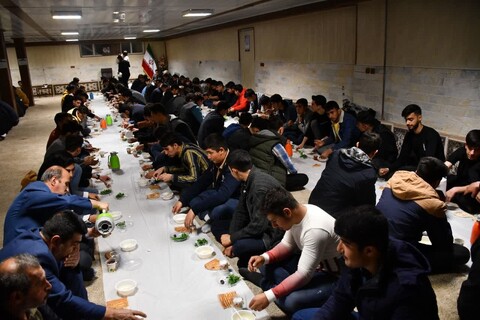 تصاویر/ ضیافت افطاری دفتر امام جمعه خوی برای دانش آموزان