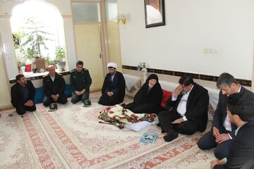 تصاویر/ دیدار مسئولین شهرستان تکاب با خانواده شهدا