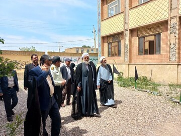 تصاویر/ بازدید مسئولین شهرستان زرندیه از مدرسه علمیه کوثر