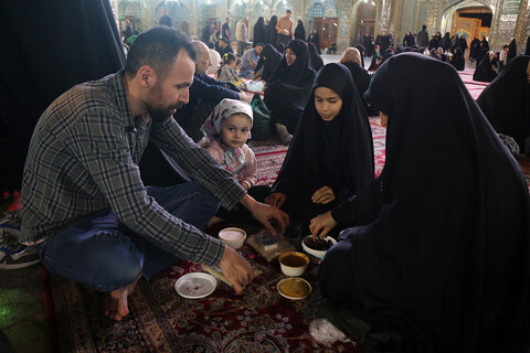 افطار خانوادگی در حرم حضرت معصومه(س)