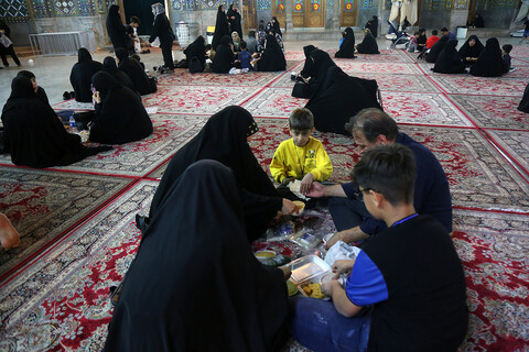 افطار خانوادگی در حرم حضرت معصومه(س)