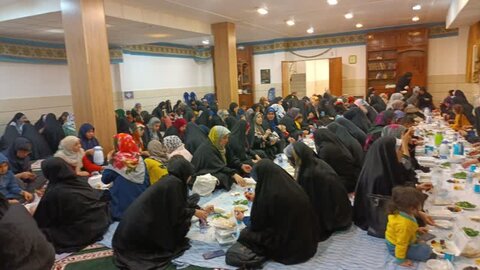 به مناسبت شب بیست و هفتم ماه رمضان،ضیافت افطار درمدرسه علمیه فاطمه الزهرا (س)ساوه با حضور طلاب،کادر،اساتید و مبلغین فعال برگزار شد.
